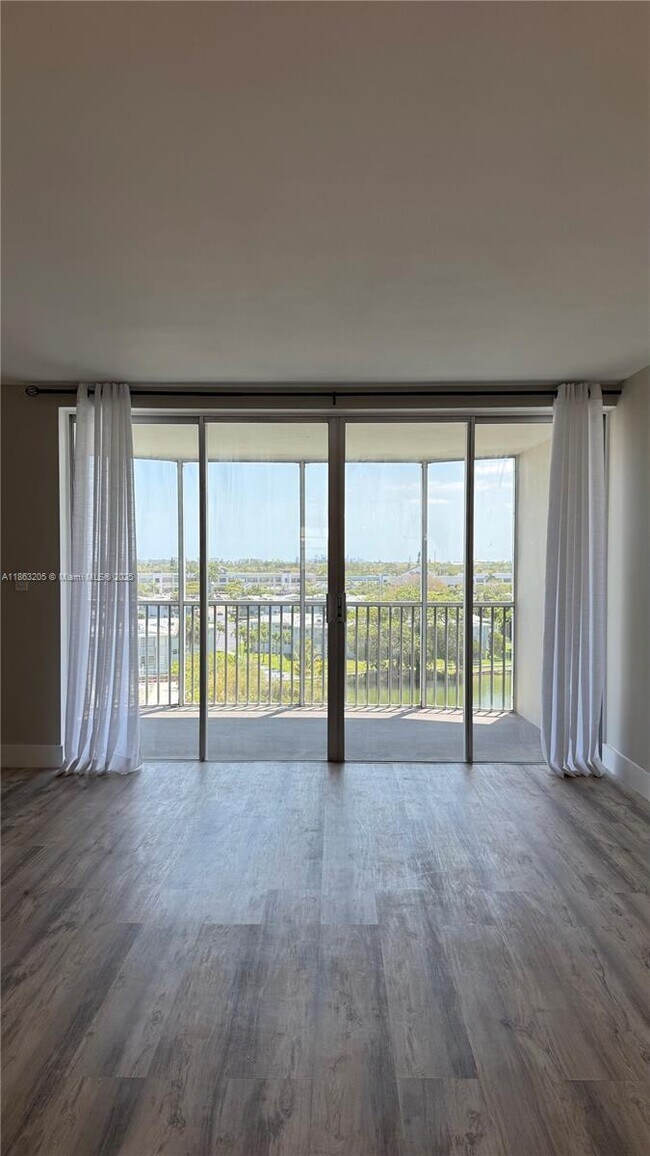 Photo - 1750 NE 191st St Unidad 7254