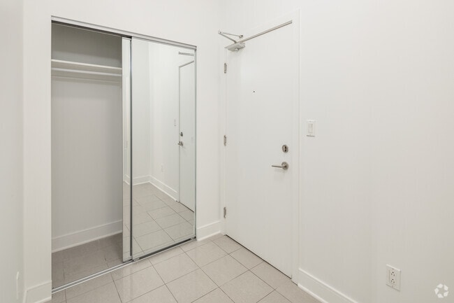 1BR w/den, 1BR - 705SF