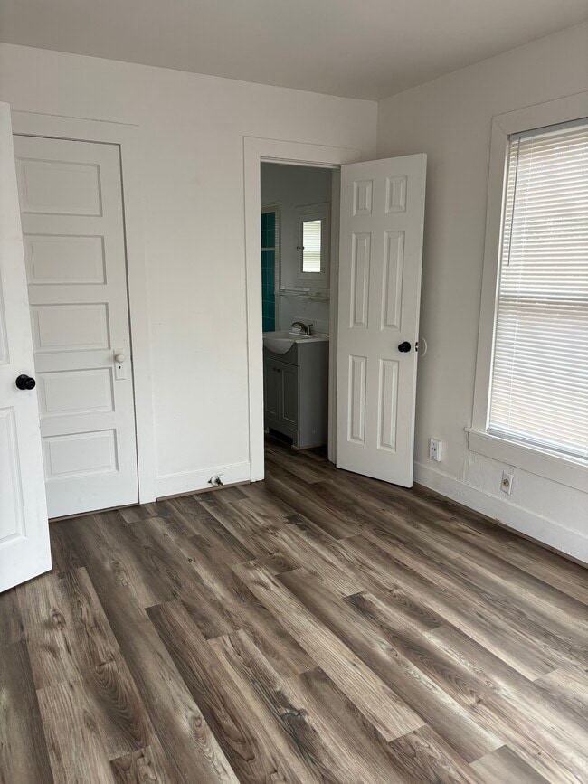 Bedroom - 304 W Chauncy St