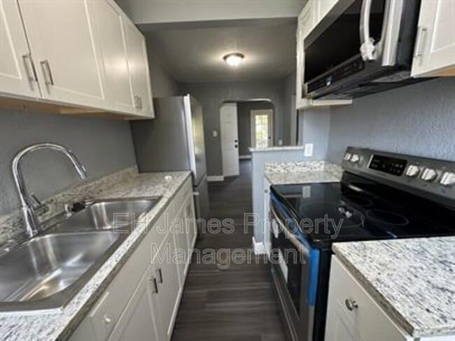 Photo - 2206 E 7th St