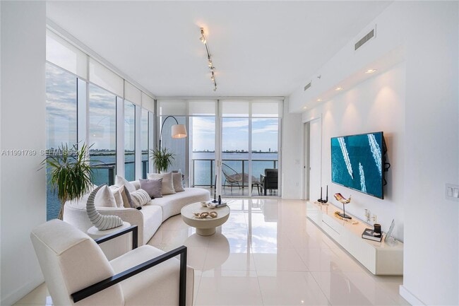 Building Photo - 601 NE 27th St Unit 1007