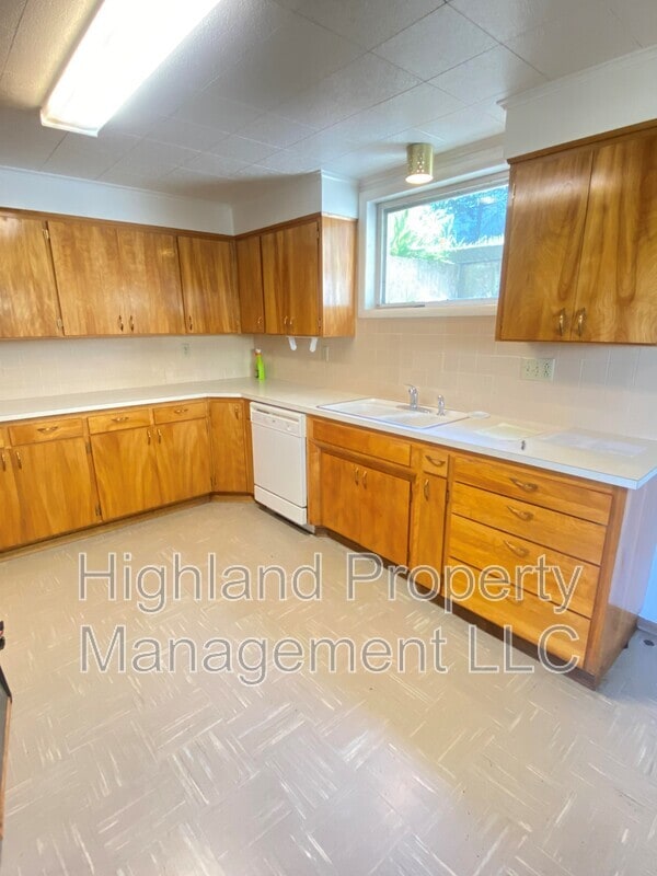 Photo - 1933 NE Valley Rd