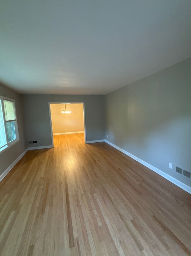 Photo - 3820 Edinburgh Rd