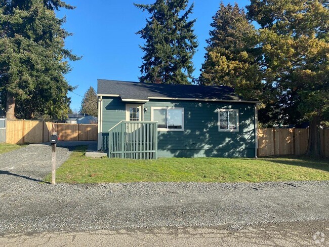 Building Photo - Charming Remodeled 2-Bedroom Home with Ful...