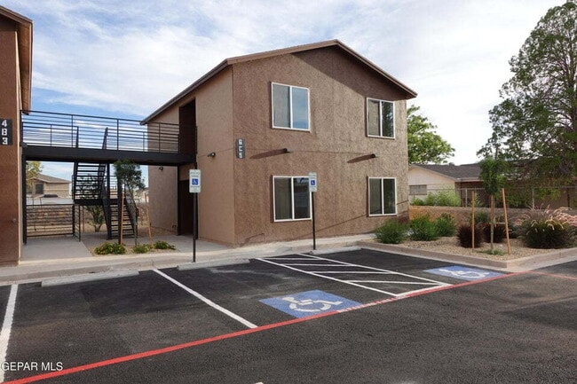 Building Photo - Northeast-2 bedroom apartment with water service included Unit #6