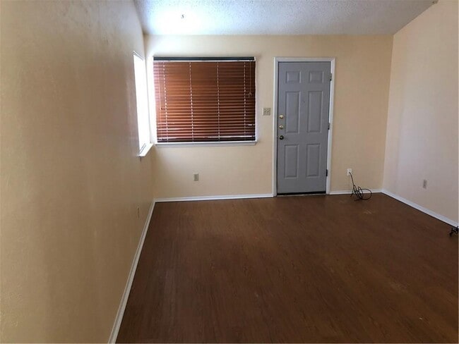 Photo - 1418 W Braker Ln