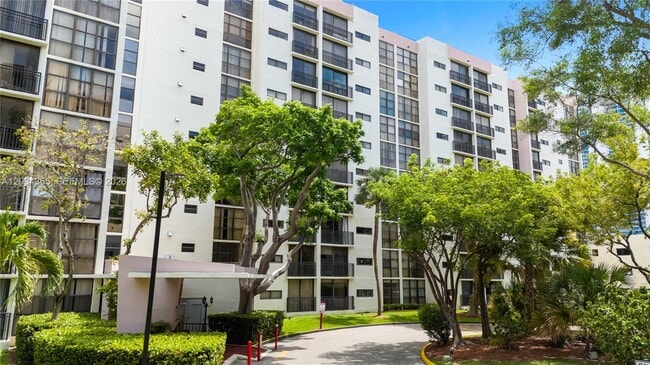 Building Photo - 17021 N Bay Rd Unit 429