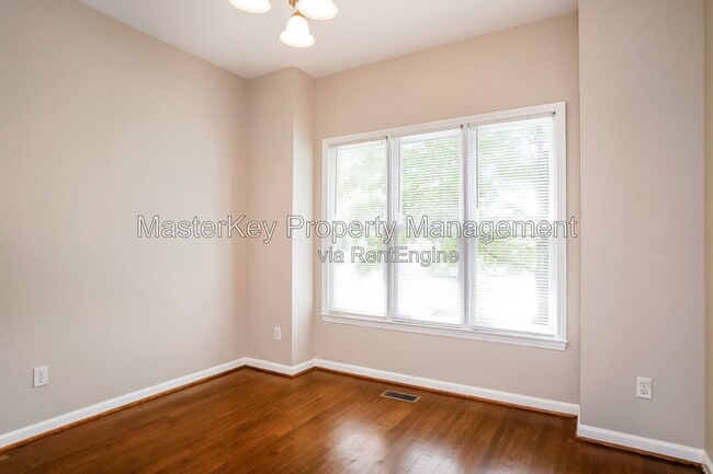 Photo - 1600 Nesfield Pl