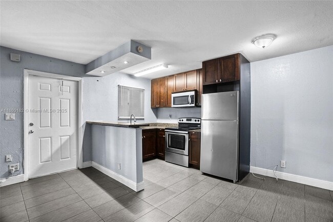 Building Photo - 37 SW 14th St Unit 5 Rental