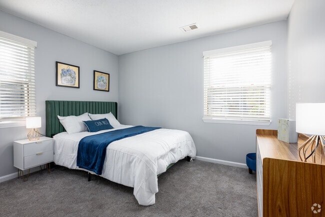 2BR, 2BA - 928SF - Primary Bedroom