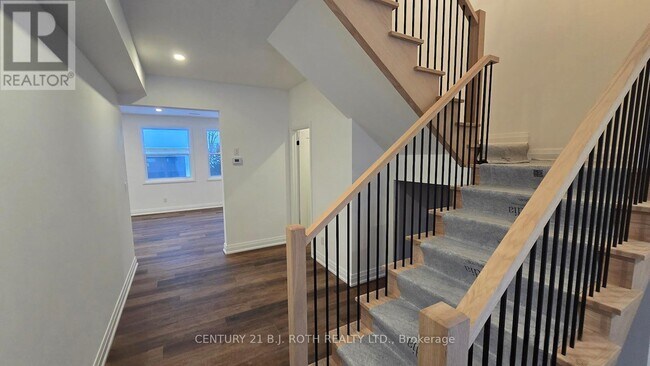 Photo - 44 Calverley St Unit Upper