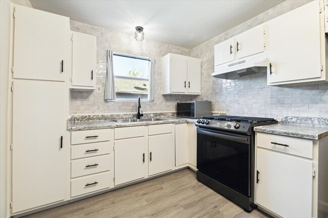 Photo - 1147 Du Barry Ln
