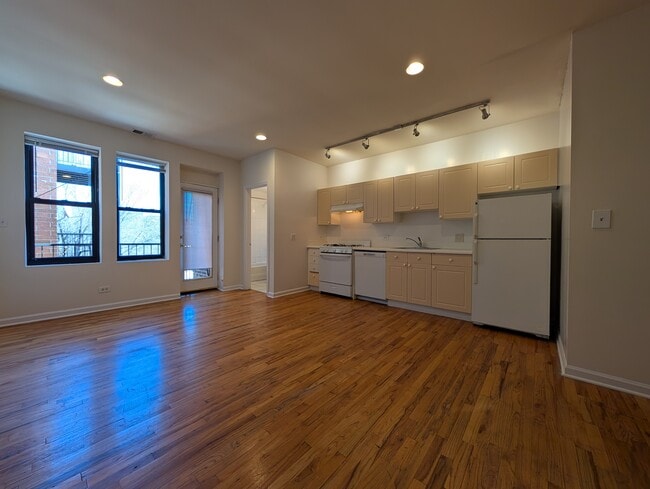 Building Photo - 914 W Dakin St Unit 306