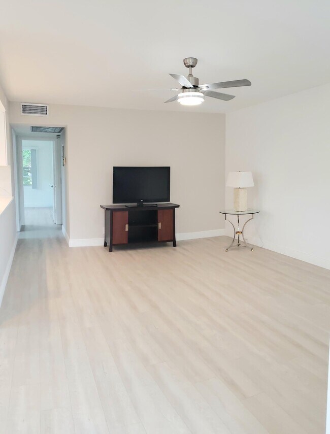 Photo - 271 Fanshaw G