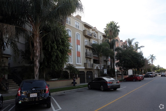 328 Cloverdale Ave - 328 Cloverdale Ave