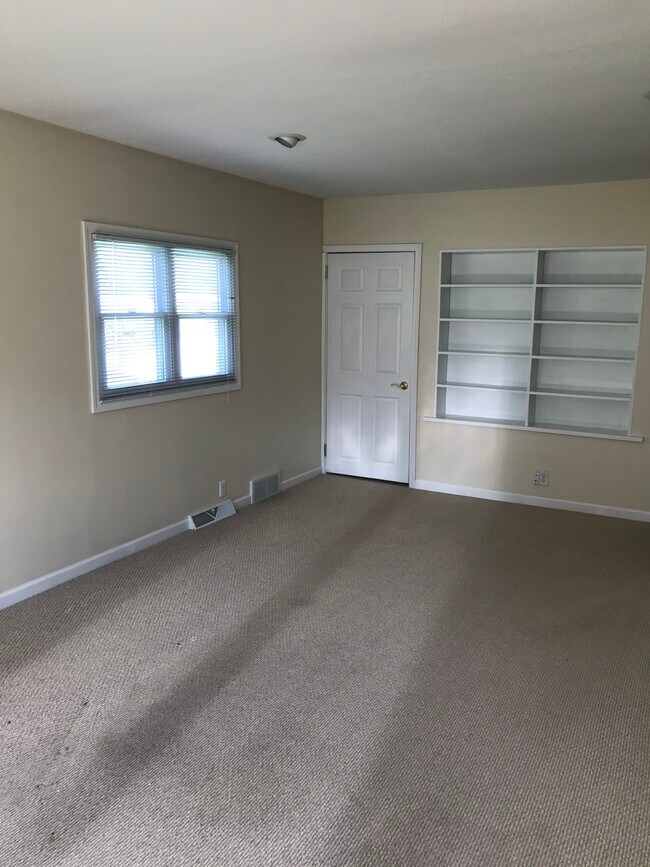 Living Room - 912 Dawson Ave