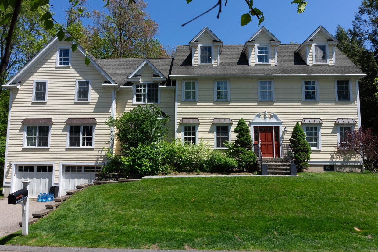 Front of the House - 15 Edgemoor Cir (Wellesley, MA)