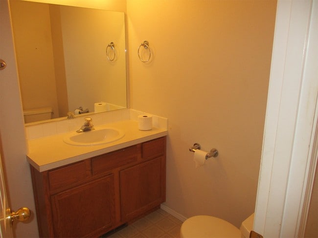Photo - 653 Oakwood Dr