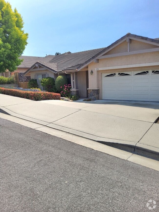 Building Photo - Beautiful house in great neighborhood with...