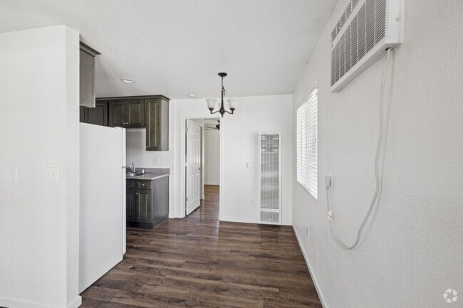 1BR, 1BA - 675SF - Dining Room