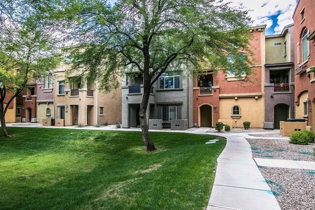 Building Photo - 2402 E 5th St Unit 1618