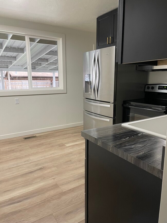 Photo - 345 Center St W