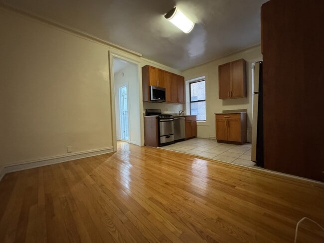 Building Photo - 884 Riverside Dr