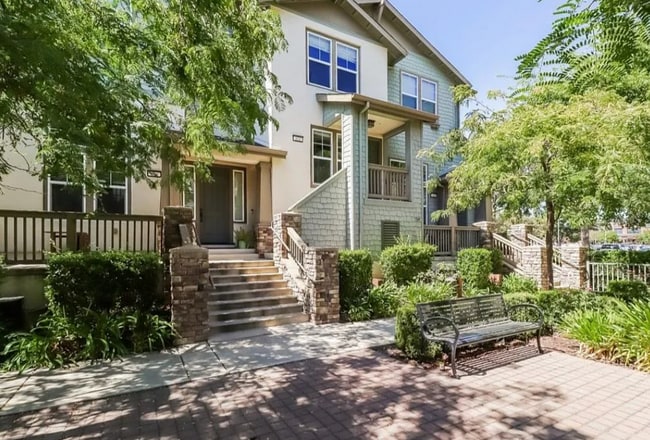 Building Photo - RARE Midtown Gem! 2/2.5 w-Garage! Please Read Full Ad For Viewings