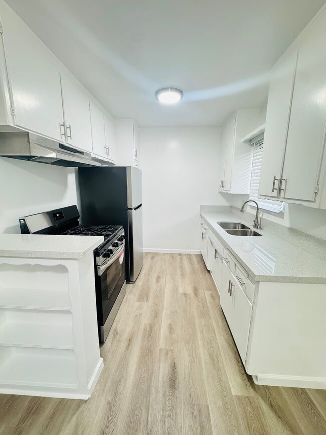 UNIDAD #3 COCINA - 19419 Victory Blvd