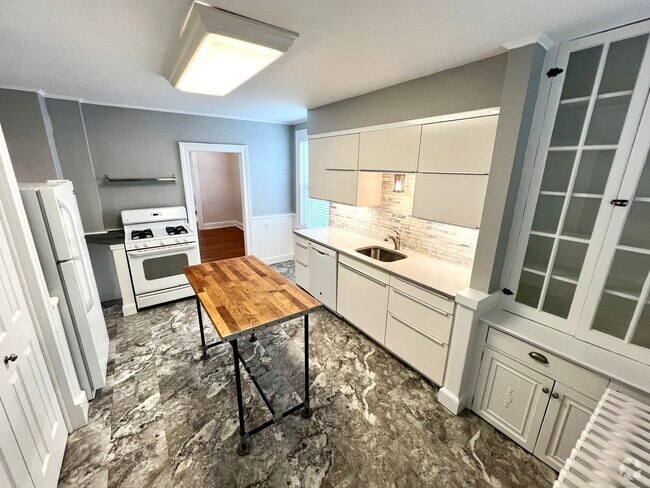 Building Photo - 526 High St Unit 1st Rental