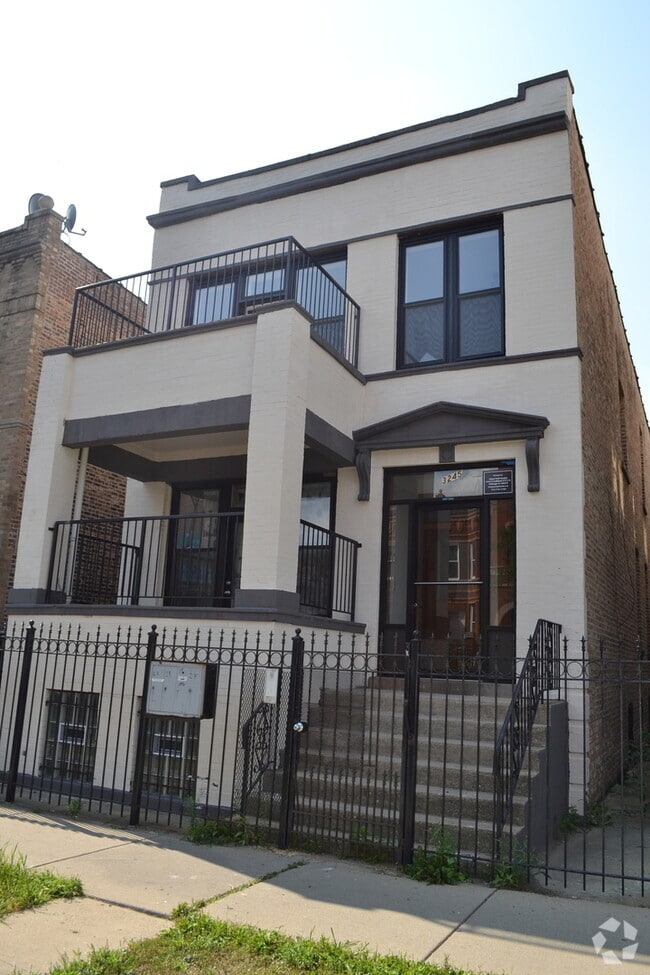 Building Photo - 3245 W Division St Rental