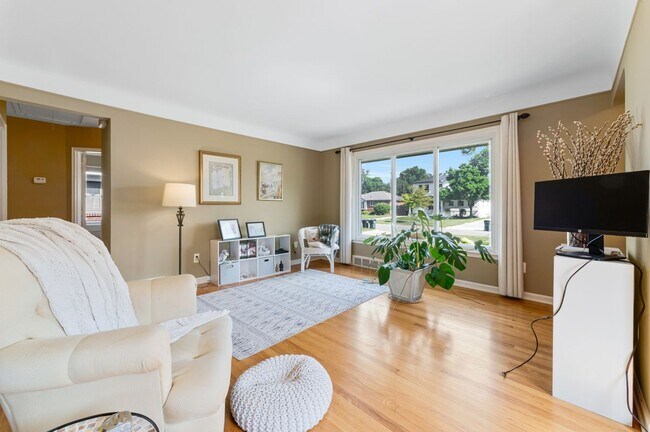 Photo - 437 W Sunnybrook Dr