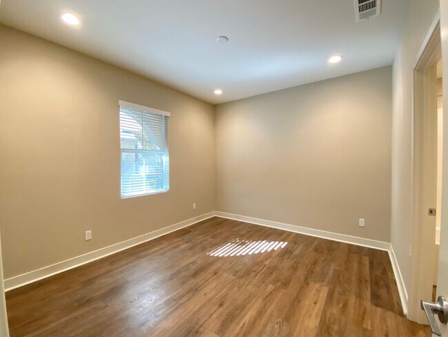 Photo - *Special*Stunning 3 Bedroom 3.5 Bathroom T...