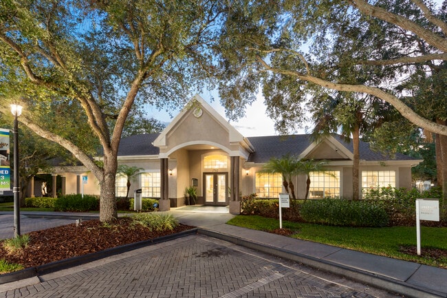 Casa club para residentes y oficina de arrendamiento - Providence Lakes