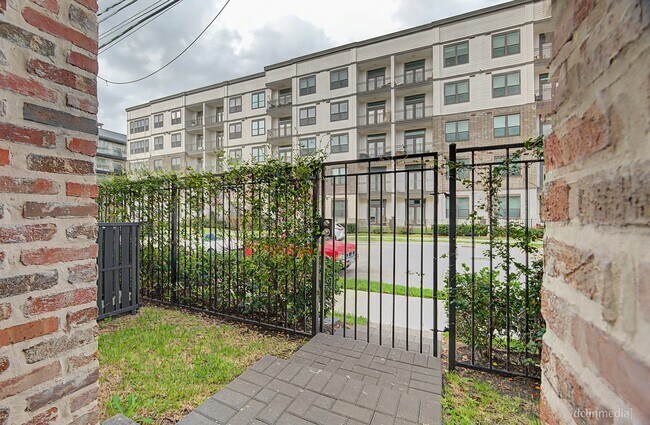 Photo - 3033 Hicks St