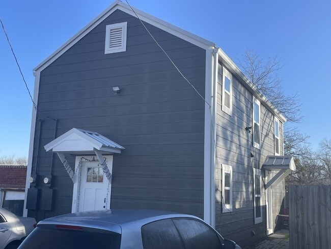 Building Photo - Spacious Upstairs 1-Bedroom Apartment in Downtown Stephenville Unit B