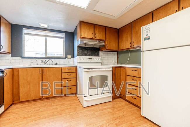 Photo - 213 W 37th St