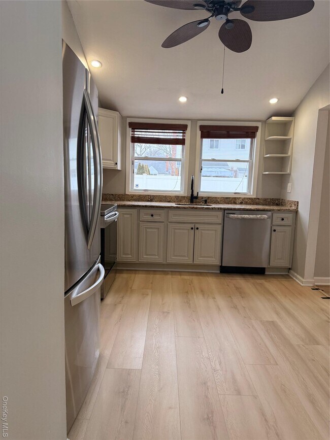 Photo - 549 Blue Point Rd