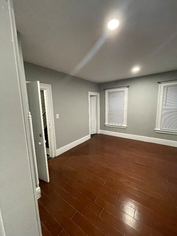 Building Photo - 595 William St