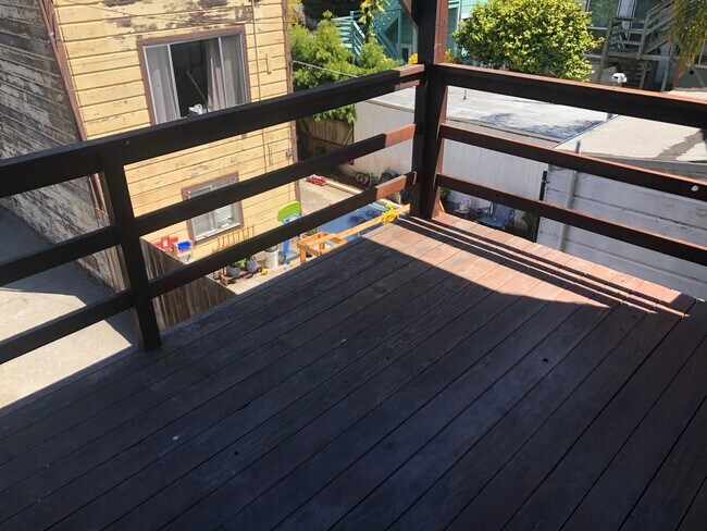 Photo - Remodeled top floor rent controlled apartm... Unidad 4