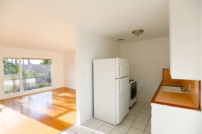 Building Photo - 250 S Sycamore Ave Unit 29