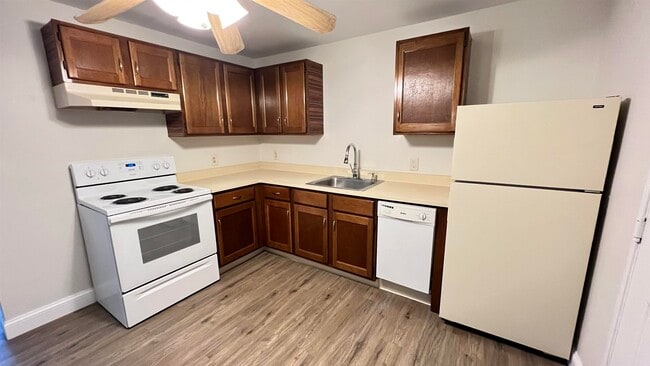 Building Photo - 12 East Side Dr Unit 221