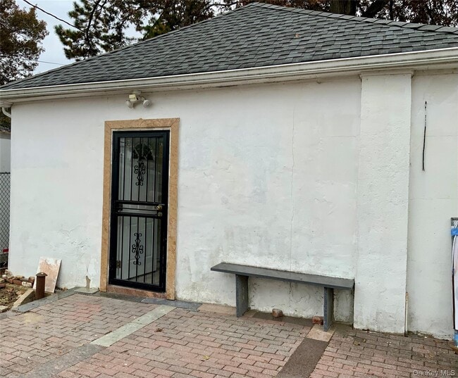 Building Photo - 76 Garden City Ave