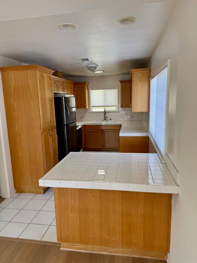 Kitchen - 860 Manhattan Beach Blvd Apartamentos Unidad B