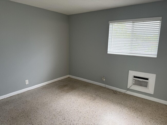 Photo - 1118 N H St Unit 15