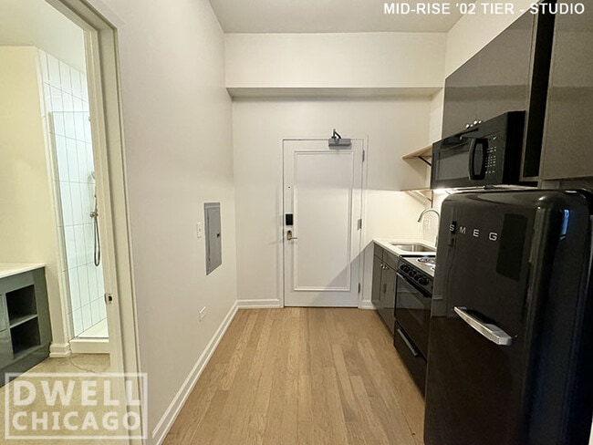 Photo - 118 W Chicago Ave