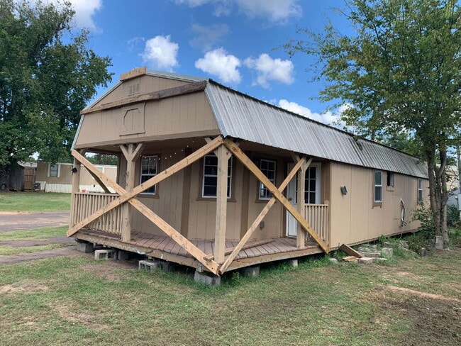 Building Photo - Cozy 800 Sq Ft Retreat: Your 1-Bedroom Oas... Rental