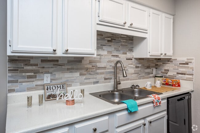 1BR, 1BA - 720SF - Kitchen