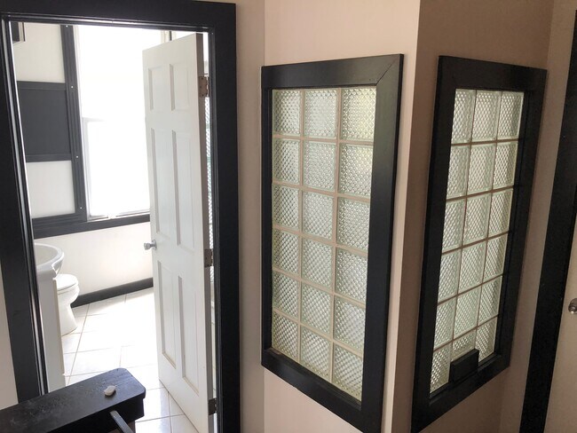 Bloque de vidrio de privacidad personalizado - 845 N 23rd St Unidad 2221 Parrish - 1st Floor Rear / 2R