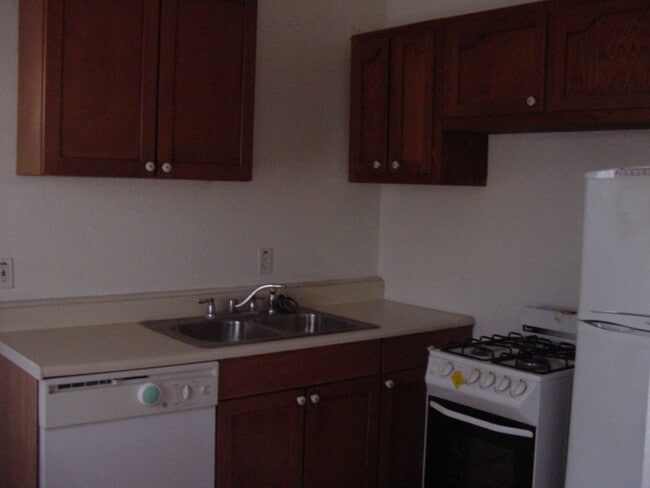 Kitchen - 214 19th St N Unit 1